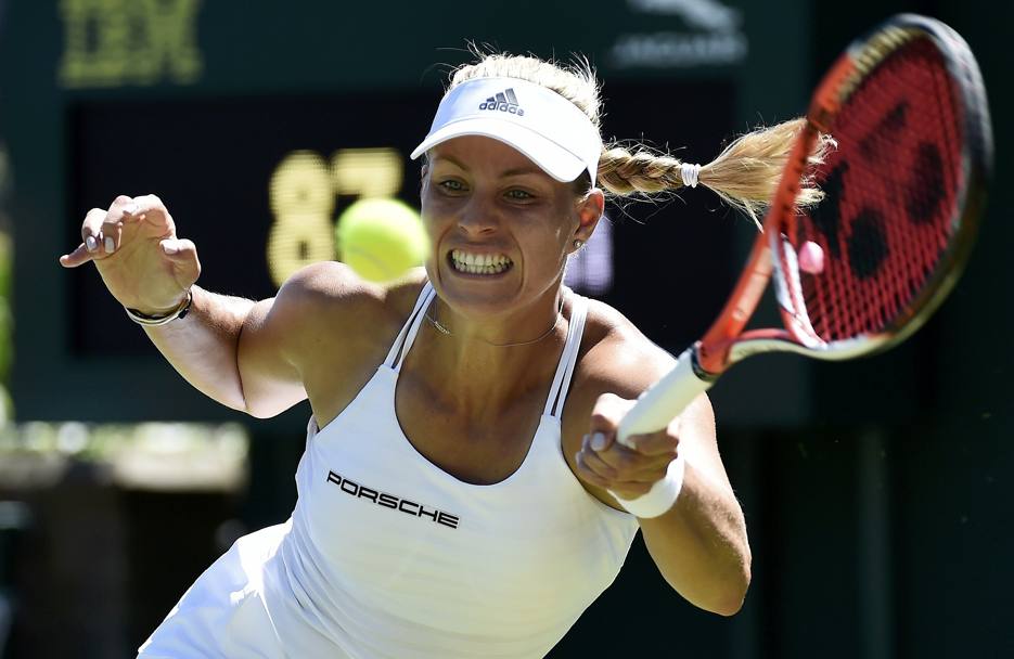 Il secondo giorno del torneo di Wimbledon si  aperto con la nettissima vittoria (6-0, 6-0) della tedesca Angelique Kerber sulla connazionale Carina Witthoeft. Ecco la grinta della Kerber (Reuters)